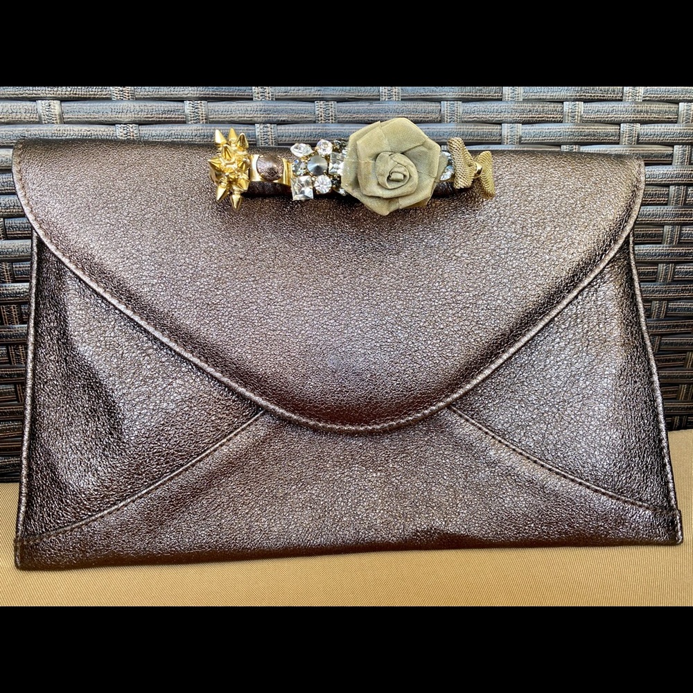 MAISON DU POSH ENVELOPE CLITCH CRYSTAL RING DETAIL